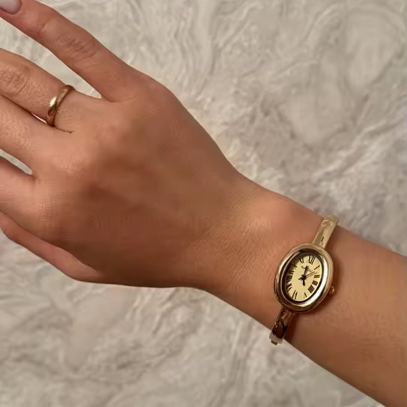 Baignoire Gold Oval Watch with Black Dial - Picture 6 of 7